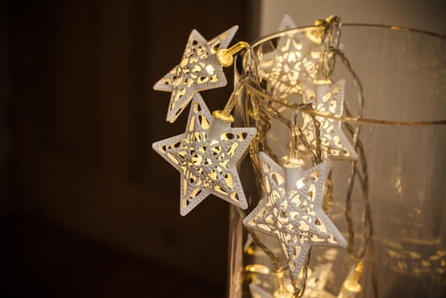 Metal LED Filigree Star Garland with Twinkle Time